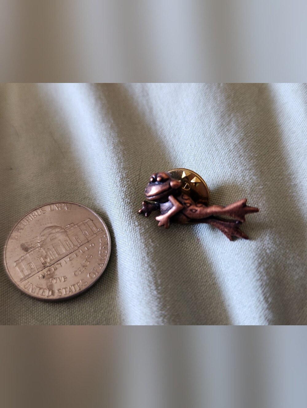 Source Unknown Bronze-Tone Frog Lapel Pin